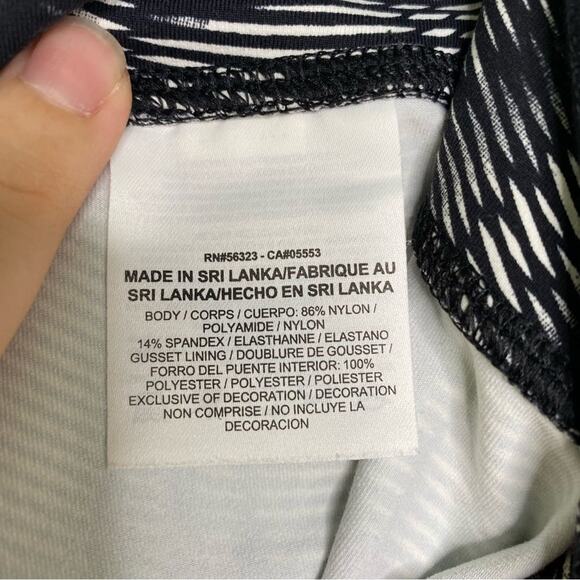 Nike Dri Fit Black + White Legendary Waves Training Reflective Crops XS - Picture 7 of 11